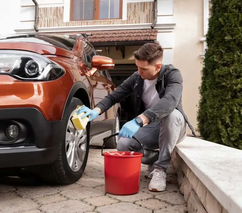 Lavage auto à domicile Aussevielle : professionnel intervenant sur un véhicule